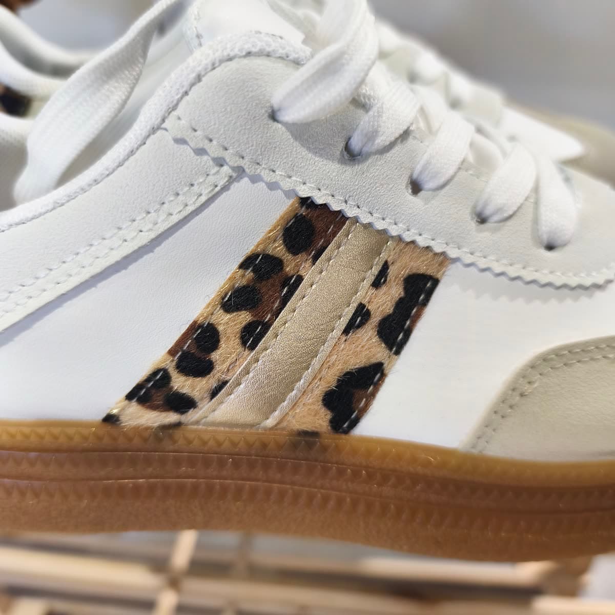 Baskets bande léopard — détail