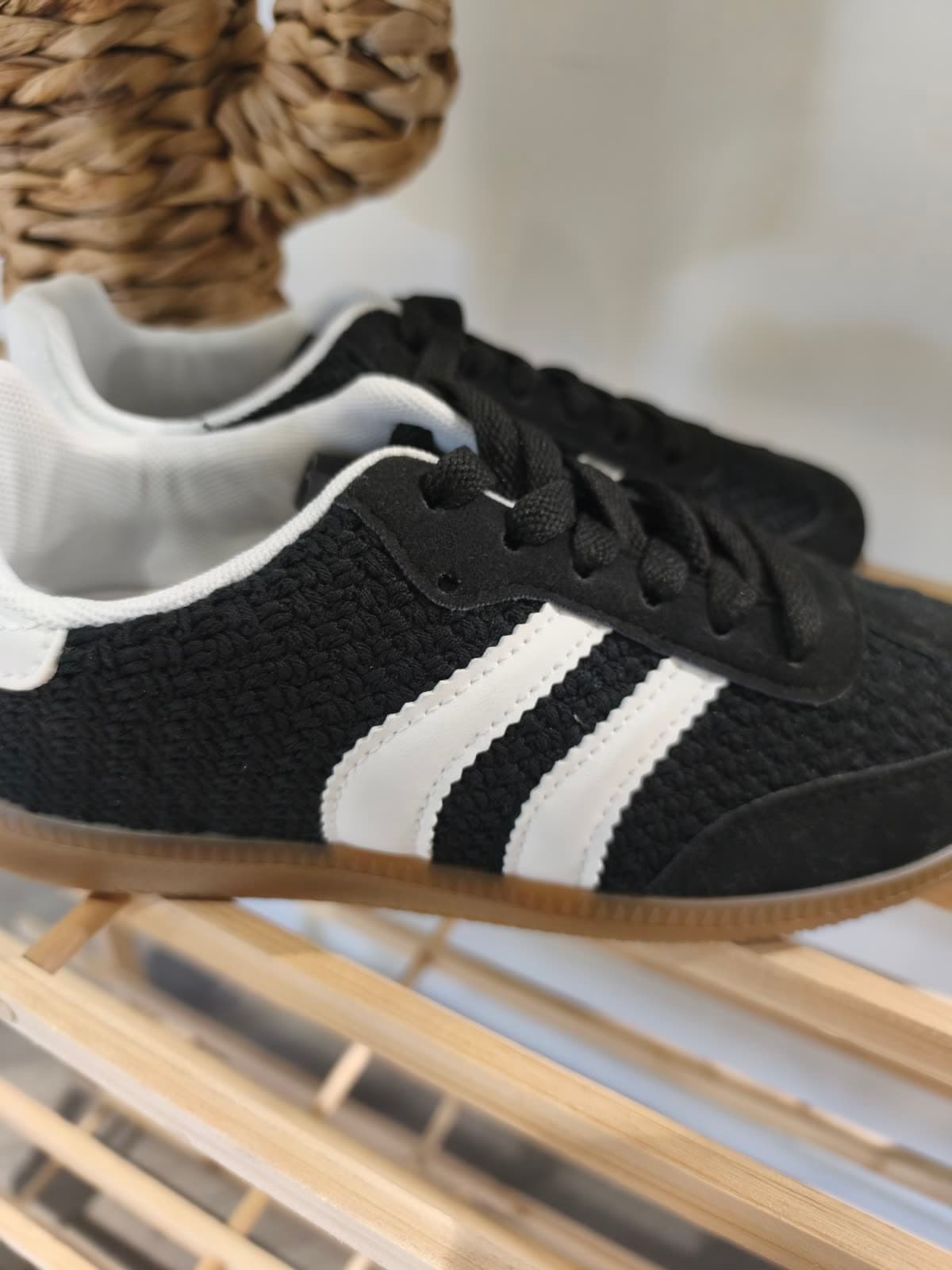 Baskets à bandes Noir — détail