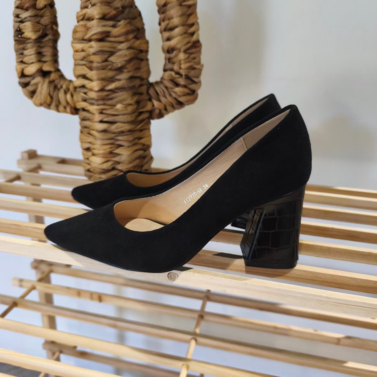 Escarpins noirs talon bloc — détail