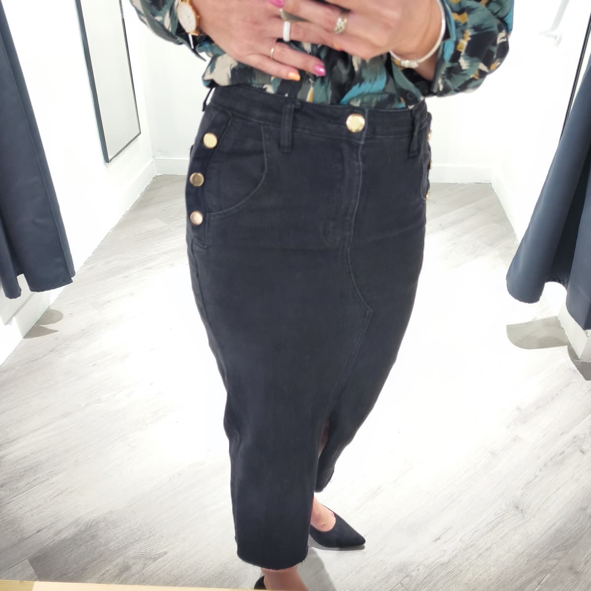 Jupe noire boutons dorés — détail