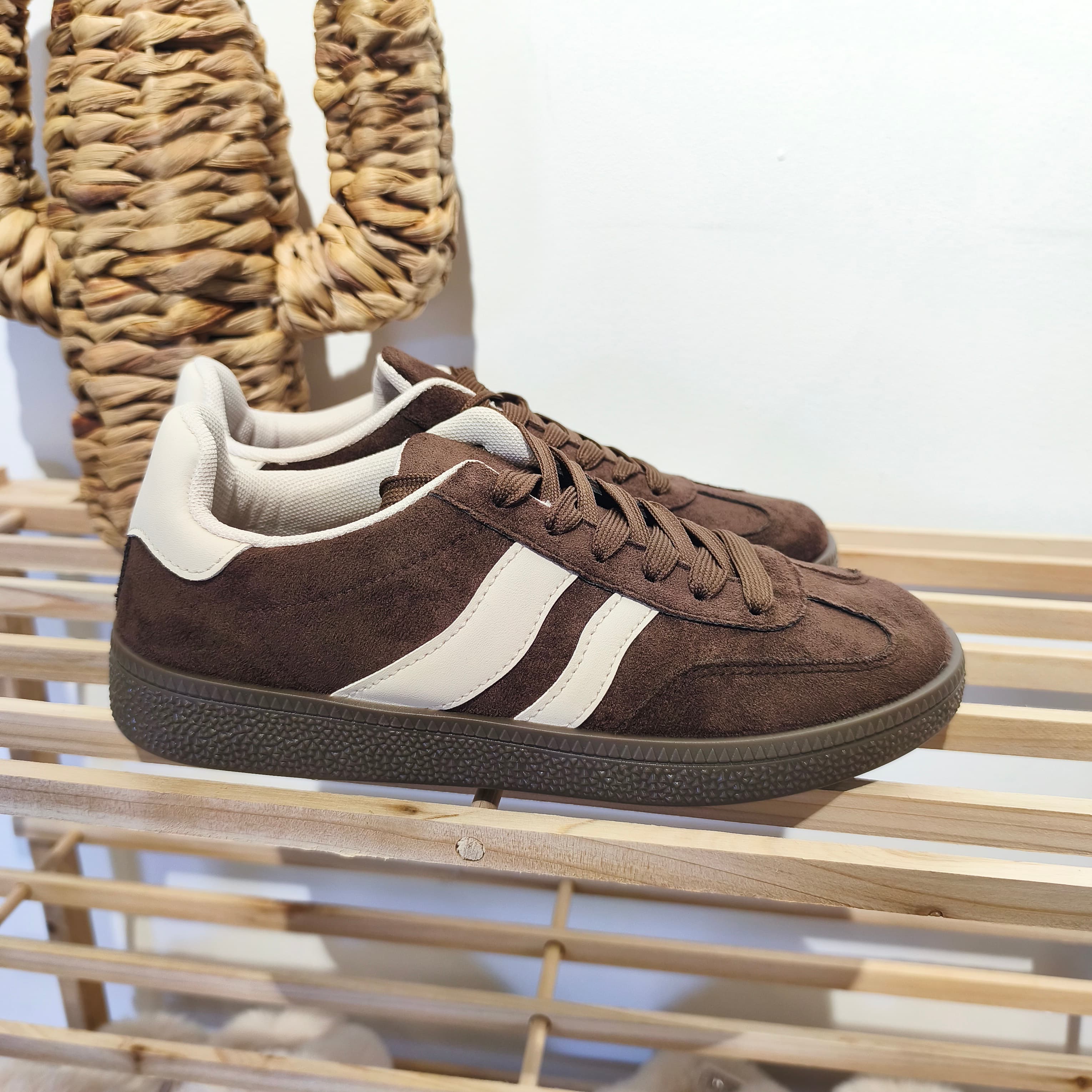 Baskets chocolat — vue 3